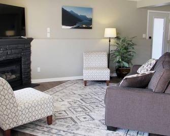 Paradise Canyon Golf Resort - Signature Walkout Condo 382 - Lethbridge - Stue