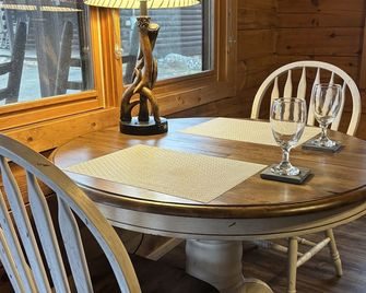 Affordable Gatlinburg Honeymoon Log Cabin - Pittman Center - Dining room