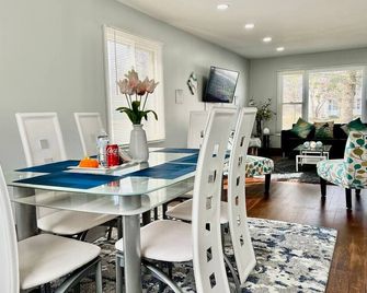 Extended Stay Home • 4br • Games • Pet Friendly - Crystal Lake - Essbereich