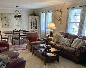 Updated home close to campus and downtown - Starkville - Salon
