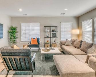 Rustic Modern 4 Bed / 3 Full Bath / 2 Living Rms w Wifi & 5 Smart TVs - Oklahoma City - Living room