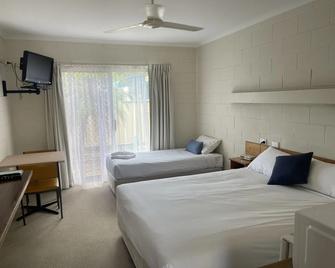 Corlette Palms Motor Inn - Taylors Beach - Bedroom