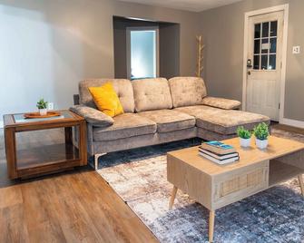 Cozy 3br Haven - Hillsdale - Living room