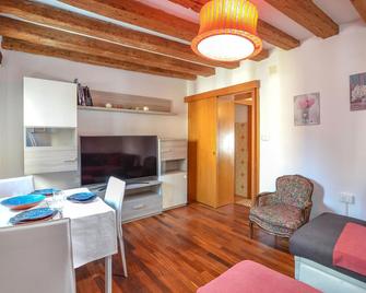 Lovely Apartment In Venezia With Wifi - Venice - Living room