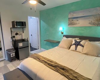 The Emerald Oasis- 1 bedroom Detached Cottage with Wifi and AC- West Palm Beach - West Palm Beach - Bedroom