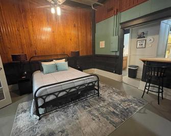 The Cranny at Main Street Suites: 1 bedroom with smart TV in downtown Van Buren - Van Buren - Bedroom