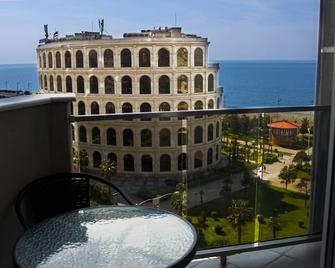 Sea View Rock Hotel - Batumi - Balcony