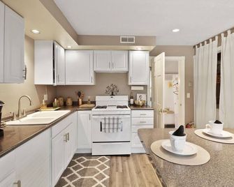 Treehouse Bungalow- Quaint and Cozy Getaway! - Michigan City - Kitchen