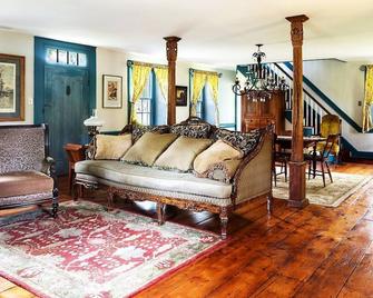 Charming Historic Farmhouse Minutes to Frenchtown! - Upper Black Eddy - Living room