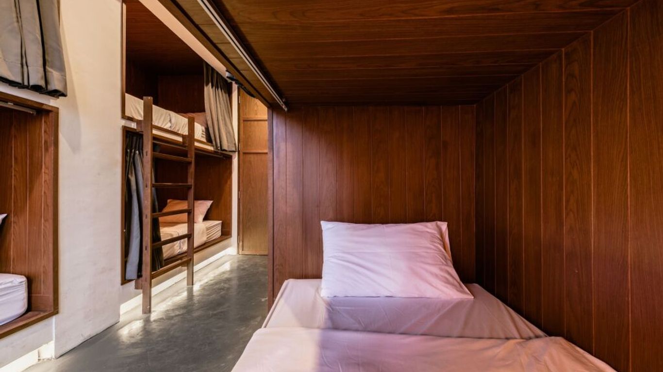 وانس اجين هوستال