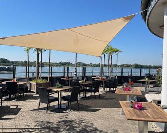 Hotel Rheinpark Rees - Rees - Terasa