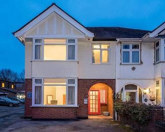 Elstree Inn - בורהאמווד - בניין