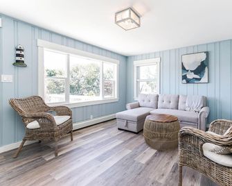 Escape to Onset - Updated cottage close to beaches and boating - Onset - Sala de estar