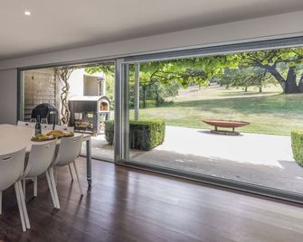 Thule Country Estate - Private Architect-Designed Farm Estate, 6 Bedrooms, Sleeps 12 - Mount Macedon - Jídelna