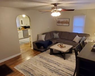 Cozy 2-bedroom house in Marion that is perfect for a relaxing stay - Marion - Wohnzimmer