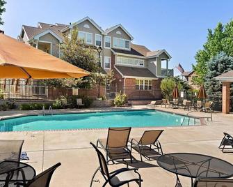 Clean and Cozy Centennial Area Main Floor Condo - Aurora - Piscina