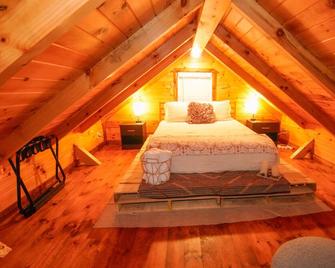 Charming Lakeview Cabin Near Geneva-On-The-Lake, The Perfect Getaway! - Ashtabula - Bedroom