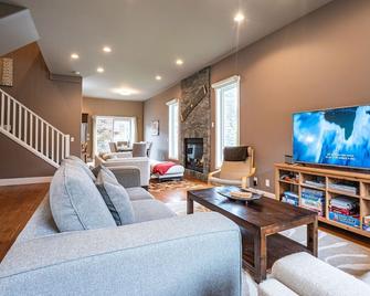 Aspen Lodge by Revelstoke Vacations - Revelstoke - Living room