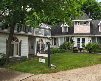 Carriage House - Kingbed, Full Kitchen, Patio, Downtown - Wolfville - Edificio