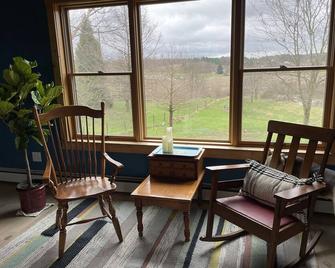 Serene Rural Retreat w/ Stunning Views - Just a short drive from hiking and OU! - Athens - Living room