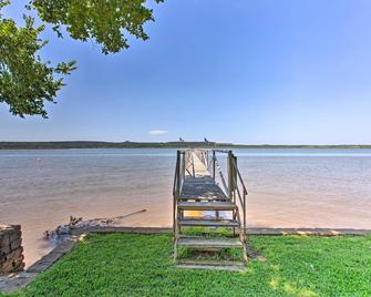 Lakefront Retreat with Pier, Bar Hut and Fireplace! - Graford - Playa