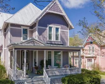 Lady Viola - Victorian w/ Balcony Hot Tub - Cobleskill - Edificio