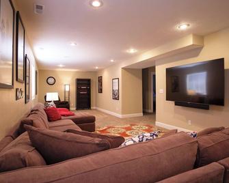 3 Car Garage Full Kitchen Large Backyard Smart Tvs - Idaho Falls - Living room
