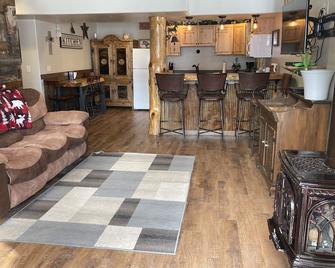 Muley Hill Lodge-Weddings, Events, Rally, Campsites, and Large Parking Lot - Sturgis - Living room