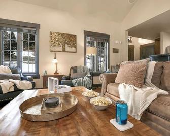 Encore Cottage @ Tamarack Resort | Cozy Ski In/Out | Ac | Hot Tub - Donnelly - Living room