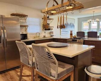 Upscale 2 Bed Home Near Ind. Park, Shopping, & Upj - Johnstown - Dining room