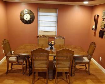 JB's-Getaway in the mountains with trails and more - Mena - Dining room