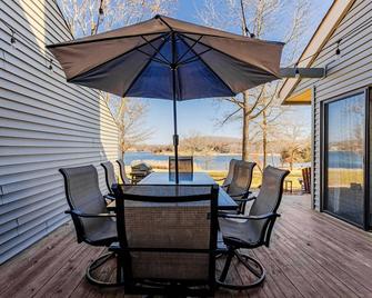 Gorgeous, Completely Remodeled, Waterfront Condo on Aspen Lake! - Wright City - Patio