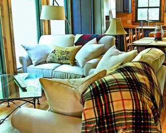 Charming Log Cabin! 20 Minutes to Downtn Nashville! Also see Property 320523 - Pegram - Living room