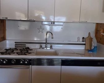 Lakeside Isbell Cottage and Isbellita Guest Cottage - Westmore - Cocina