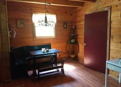 Acorn Cottage - Crossville, TN Very private with plenty of parking. - Crossville - Dining room