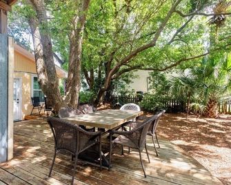 Dreamsicle Beach Cottage. Near beach & restaurants. Pet friendly+large backyard. - Tybee Island - Patio