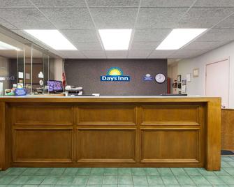 Days Inn by Wyndham Norman - Norman - Front desk