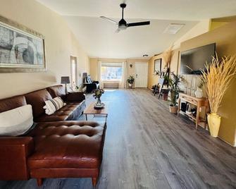 Peaceful Private Suite with Bath - Phoenix - Living room