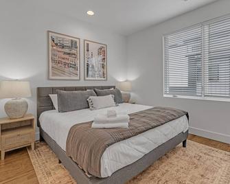 New-build with incredible rooftop deck with private hot tub, grill & views - Pleasant View - Habitación