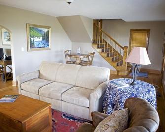 Fully updated home on Seneca Lake Wine Trail - Dundee - Living room