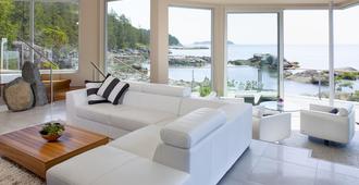 Pointhouse at Sargeant Bay-Dramatic architecture to match stunning oceanfront - Halfmoon Bay - Living room