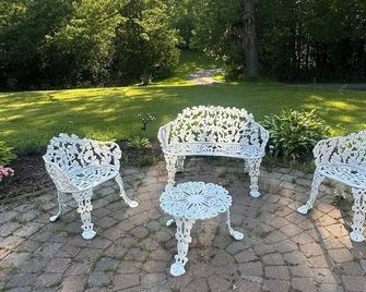 Hilltop Retreat with Panoramic Views – Close to Ski Resorts & Golf - Uxbridge - Patio