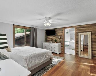 Lake Puckaway Retreat - Montello - Bedroom