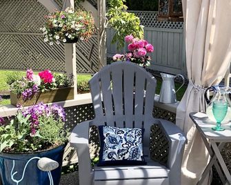 Pure comfort and perfect location, just like you never left home! - Powell River - Βεράντα
