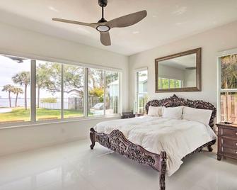 Sleek Fort Pierce Vacation Rental with Private Dock! - Fort Pierce - Habitación