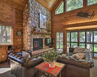 Alluring Nisswa Cabin on Gull Lake with Fireplace! - Nisswa - Sala de estar