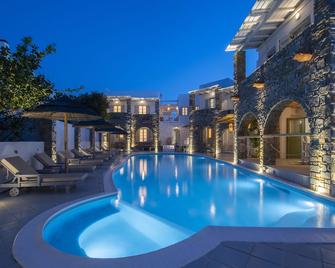 زيفي هوتل آند سويتس - باريكيا - حوض السباحة