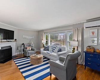 Charming 3 bedroom house 0.5 mile from beach with AC and outdoor shower! - Hyannis - Sala de estar