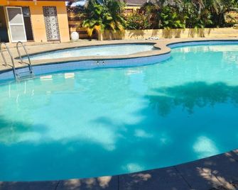 Hasni Villas - Covelong - Pool