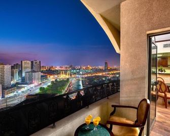 Belvilla Royal Tulip Sharjah Aparthotel - Sharjah - Balcón